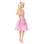 Mattel Barbie v ikonickém filmovém oblečku HPJ965
