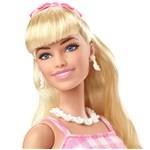 Mattel Barbie v ikonickém filmovém oblečku HPJ967