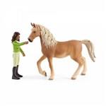 Schleich 42542 Černovláska Sarah s pohyblivými klouby na koni2