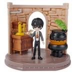 Harry Potter učebna míchání lektvarů s figurkou Harryho3