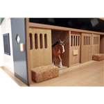 Kids Globe 610311 Farming Koňská stáj se 7 boxy a pastvinou 1:243