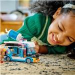 Lego City 60384 - Furgonetka z pingwinami i lodowym żetonem2